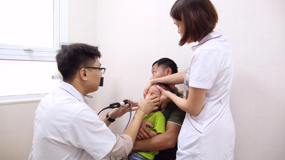 Con vắt dài 5cm nằm trong mũi bé trai 3 tuổi, gây chảy máu liên tục - 2