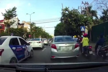 "Tóm gọn" xe con đi ngược chiều trên phố giữa giờ tan tầm