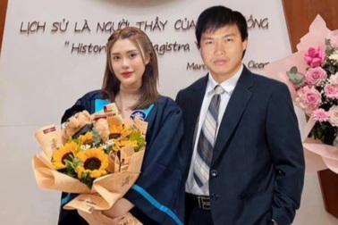 Nước mắt sau bức ảnh nữ thạc sĩ đứng cạnh người cha đã mất