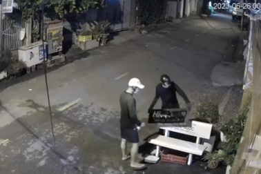 Hai thanh niên xịt sơn quảng cáo cho trang web liên quan đến cờ bạc