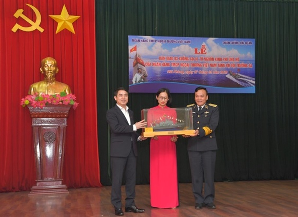Vietcombank bàn giao 3 xuồng CQ-01 tặng bộ đội Trường Sa - 6 Vietcombank bàn giao 3 xuồng CQ-01 tặng bộ đội Trường Sa - 6