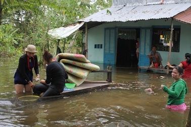 Vỡ đê, hơn 20 ngôi nhà chìm trong nước