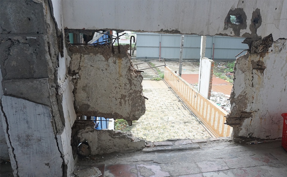 Tỉnh thông báo tình trạng nguy hiểm, dân vẫn quyết bám trụ chung cư 40 tuổi - 5 Tỉnh thông báo tình trạng nguy hiểm, dân vẫn quyết bám trụ chung cư 40 tuổi - 5