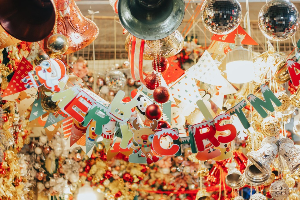 Giới trẻ Hà Nội rủ nhau đi chơi Noel sớm trên phố Hàng Mã - 1 Giới trẻ Hà Nội rủ nhau đi chơi Noel sớm trên phố Hàng Mã - 1