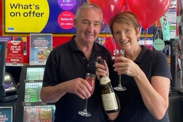 Cặp vợ chồng trúng độc đắc 10 tỷ đồng sau 20 năm liên tục mua vé số