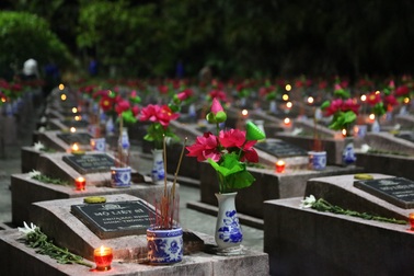 Lung linh ánh nến tri ân tại nơi yên nghỉ của hơn 3.000 liệt sỹ