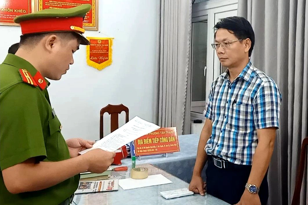 Giám đốc Công trình công cộng Hội An bị khởi tố vì nhận hối lộ - 1 Giám đốc Công trình công cộng Hội An bị khởi tố vì nhận hối lộ - 1