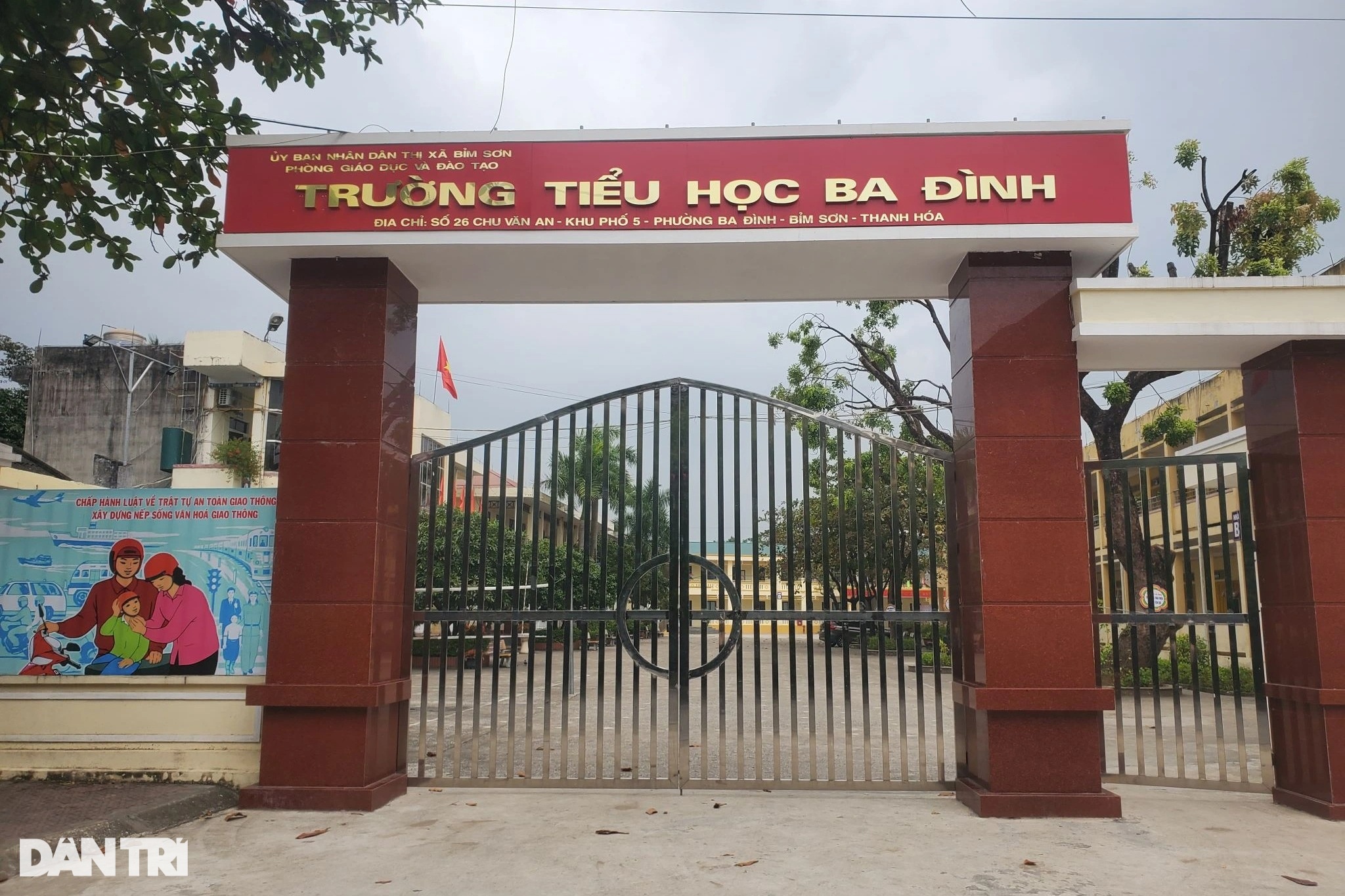 Profesor suspendat pentru impact fizic care i-a provocat vânătăi la spate elevului - 1 Đình chỉ công tác cô giáo tác động vật lý khiến học sinh thâm tím lưng - 1