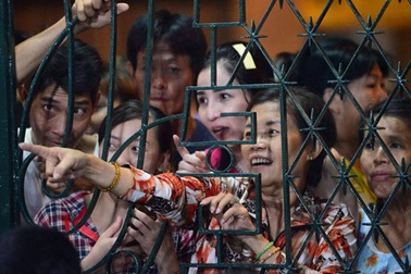 Livestream, cười cợt gây hỗn loạn trong đám tang: Tàn nhẫn và thiếu văn hóa?