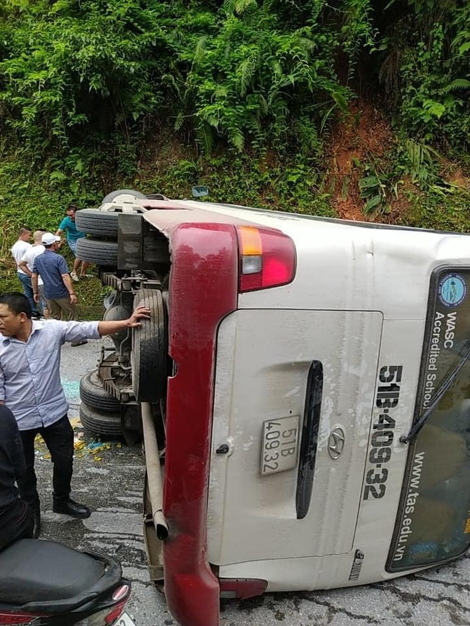 Xe khách lật nghiêng trên đường lên Sa Pa - 3 Xe khách lật nghiêng trên đường lên Sa Pa - 3