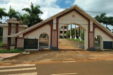 Đường thăng tiến được "lập trình" sẵn của con gái Bí thư huyện