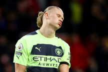 Vô duyên khó tin, Erling Haaland bỏ lỡ hai cơ hội cực kỳ ngon ăn