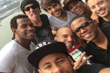 Đánh bại Argentina, Neymar du hí Singapore cùng đồng đội