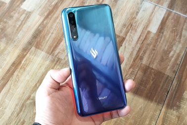 Trên tay Vsmart Live: 3 camera, cảm biến vân tay màn hình giá 6,9 triệu đồng