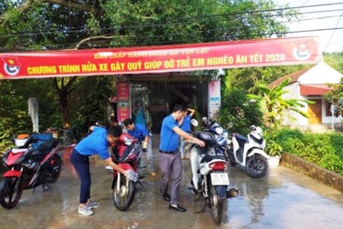 Các bạn trẻ miền núi rửa xe gây quỹ giúp đỡ trẻ em nghèo ăn Tết