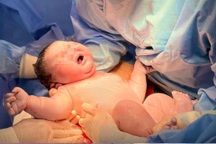 Mẹ trẻ ở TPHCM sinh con trai nặng 5,8kg, bác sĩ "mỏi tay" bế ra ngoài