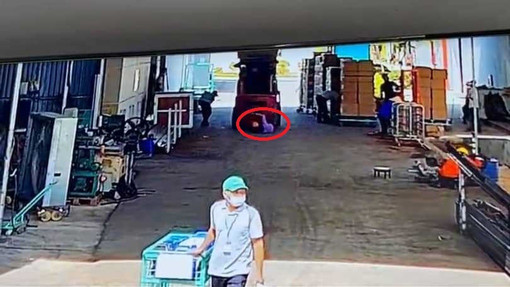 Nữ công nhân bị xe nâng lùi trúng, tử vong - 1 Nữ công nhân bị xe nâng lùi trúng, tử vong - 1