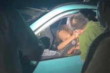 Ba giờ căng thẳng đấu trí với kẻ bắt giữ, đe dọa một phụ nữ trên taxi