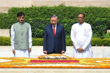 Tổng Bí thư, Chủ tịch nước Tô Lâm đặt vòng hoa tại Khu tưởng niệm Mahatma Gandhi và Tượng Chủ tịch Hồ Chí Minh