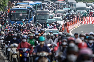 Giao thông ùn ứ trong buổi sáng đầu tiên cấm ô tô qua cầu Bình Triệu 1