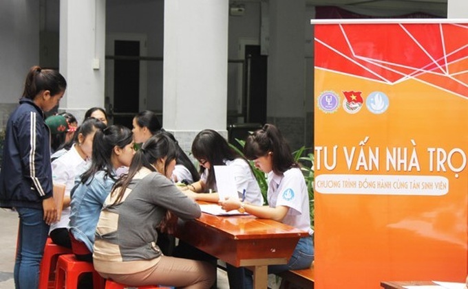 Đoàn, Hội sinh viên trường Đại học Luật TP HCM hỗ trợ tân sinh viên tìm nhà trọ, năm 2022. Ảnh: UL
