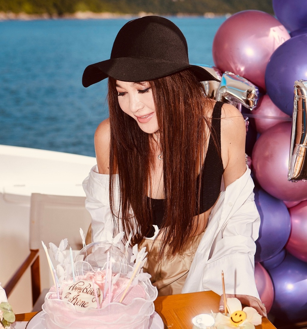 Phan Kim Liên đẹp nhất màn ảnh diện áo tắm, khoe eo thon đón tuổi 56 - 9 Phan Kim Liên đẹp nhất màn ảnh diện áo tắm, khoe eo thon đón tuổi 56 - 9