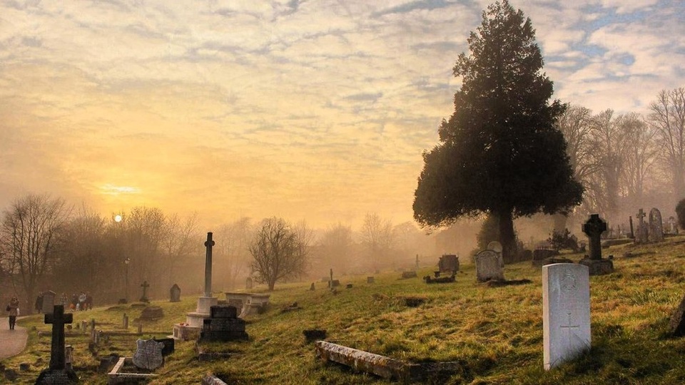 Thị trưởng Pháp cấm người dân chết vào cuối tuần - 1