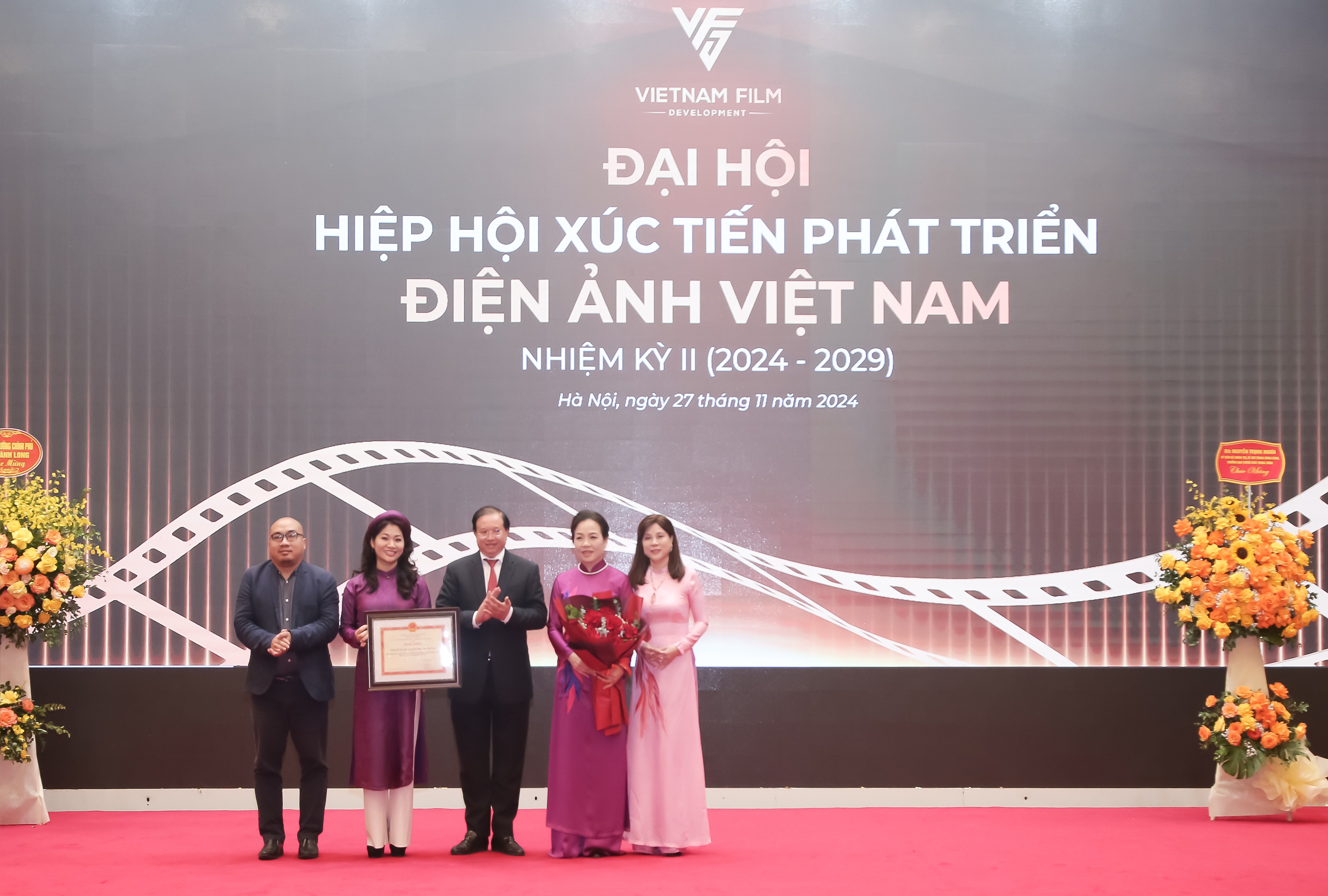 जन कलाकार डांग नहत मिन्ह उन युवा फिल्म निर्माताओं से प्रभावित हैं जिनके काम को उच्च पुरस्कार मिले हैं - 3 NSND Đặng Nhật Minh ấn tượng với các làm phim trẻ, có tác phẩm đạt giải cao - 3