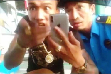 Lời kể của người phụ nữ giáp mặt thanh niên vạch quần ở BOT Mỹ Lộc