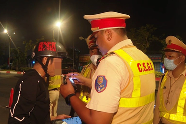 Thấy bạn vi phạm nồng độ cồn, thanh niên đi cùng lấy mô tô CSGT bỏ chạy