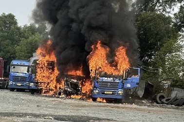 Cháy 3 xe đầu kéo container đậu trong bãi ở TPHCM