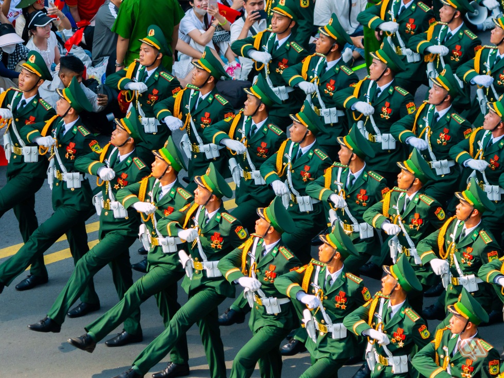 Nam sinh tạo cơn sốt với bộ ảnh diễu binh: Kiếm tiền giỏi, mơ làm nhà báo - 5