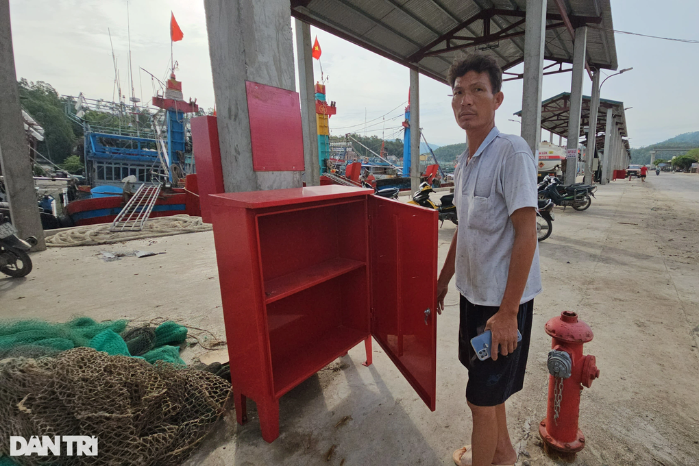Vụ cháy 5 tàu cá ở Nghệ An: Hộp cứu hỏa rỗng không - 3 Vụ cháy 5 tàu cá ở Nghệ An: Hộp cứu hỏa rỗng không - 3