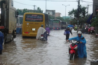 Mưa ngập đường, quốc lộ 1A ùn tắc