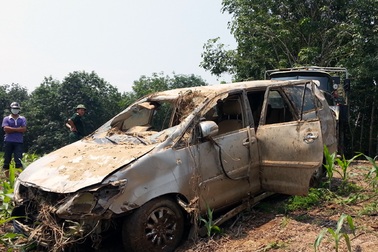 Thi thể cháu bé mắc trong củi là nạn nhân vụ ô tô bị lũ cuốn