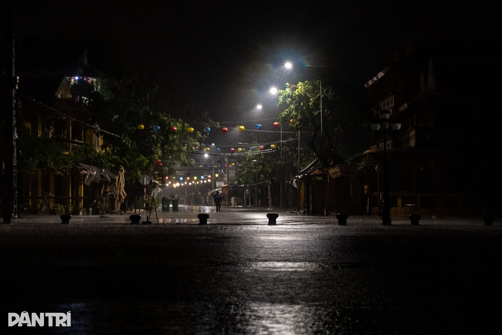 호이안 고대 도시는 13호 폭풍 전 이상할 정도로 조용했습니다. - 4월 Phố cổ Hội An vắng lặng lạ thường trước bão số 13 - 4