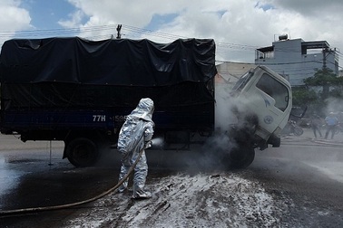 Xe tải chở dầu điều bốc cháy khi đang lưu thông trên QL1A