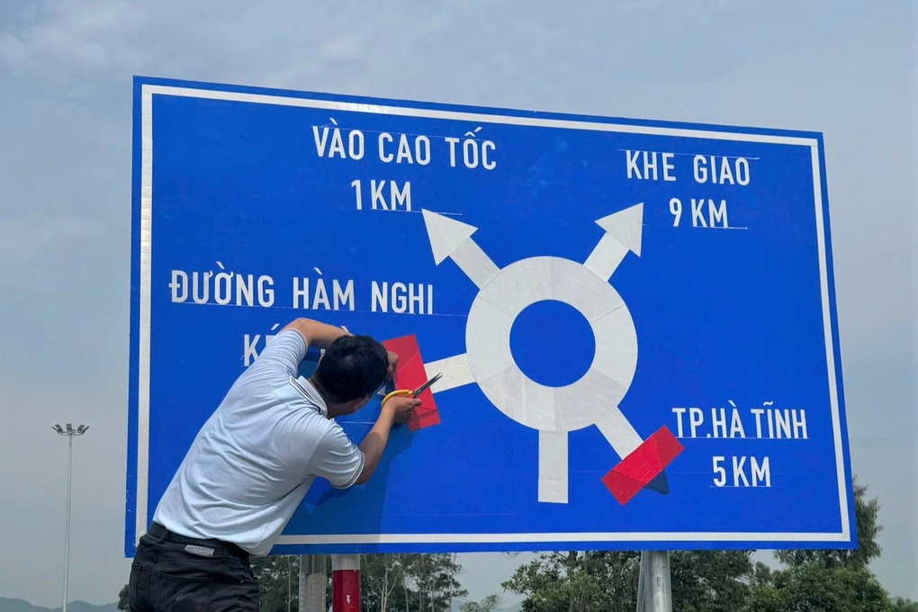 Sửa vạch kẻ đường, biển chỉ dẫn bất hợp lý trên hai tuyến cao tốc dài 90km - 2 Sửa vạch kẻ đường, biển chỉ dẫn bất hợp lý trên hai tuyến cao tốc dài 90km - 2