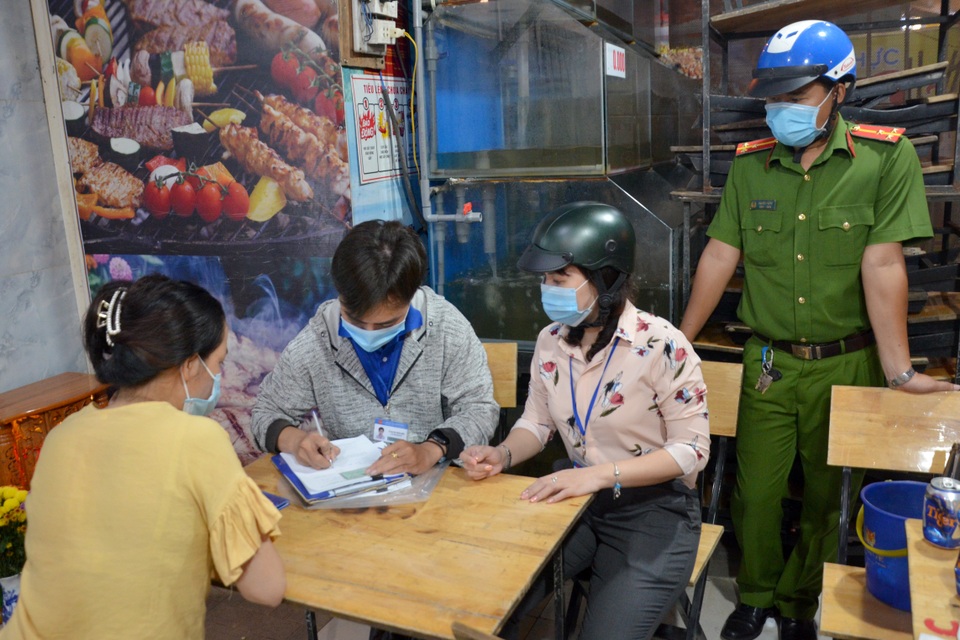 Phạt quán nhậu phục vụ hơn 60 khách trong lúc dịch Covid-19 bùng phát - 2 Phạt quán nhậu phục vụ hơn 60 khách trong lúc dịch Covid-19 bùng phát - 2