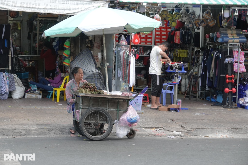 Mẹ già mỗi ngày đi 70km lên TPHCM bán bánh tét nuôi gia đình - 1 Mẹ già mỗi ngày đi 70km lên TPHCM bán bánh tét nuôi gia đình - 1