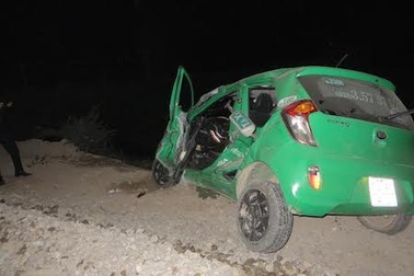 Xe taxi bị tàu đâm bẹp dúm trong đêm Noel