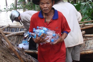 Cứu trợ khẩn cấp vùng rốn lũ đang bị cô lập