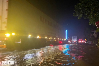 Mưa lớn gây ngập lụt, nhiều tuyến giao thông Bắc - Nam qua Huế tê liệt