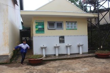 Học sinh “nín thở” khi sử dụng nhà vệ sinh trường học