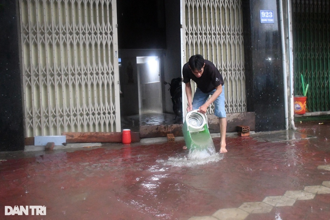 Đường phố Quảng Ngãi ngập sâu sau trận mưa lớn bất thường - 5 Đường phố Quảng Ngãi ngập sâu sau trận mưa lớn bất thường - 5