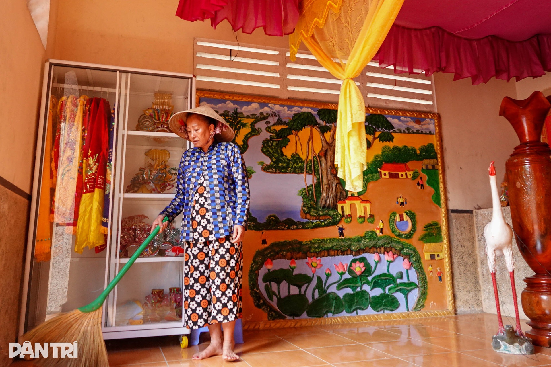 Cây bàng đá cổ thụ hơn 400 năm tuổi cô đơn giữa sân đình ở TP Cần Thơ - 6 Cây bàng đá cổ thụ hơn 400 năm tuổi cô đơn giữa sân đình ở TP Cần Thơ - 6