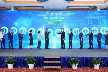 VinFast cùng 12 ngân hàng, tổ chức tài chính hỗ trợ người dân Hà Nội chuyển sang xe điện