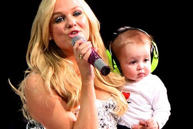 Cựu thành viên Spice Girls mang bầu lần hai