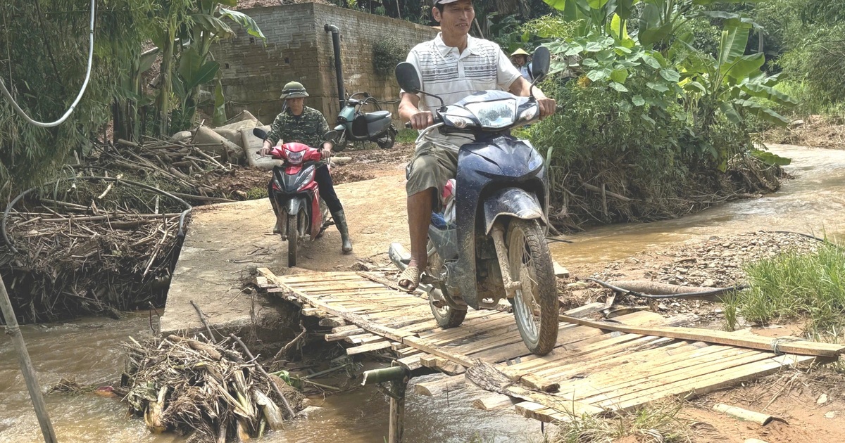 Mố cầu được người dân tận dụng vật liệu đi xin và góp tiền đổ bê tông sau trận lũ vừa qua nứt toác (Ảnh: Hà Trang).