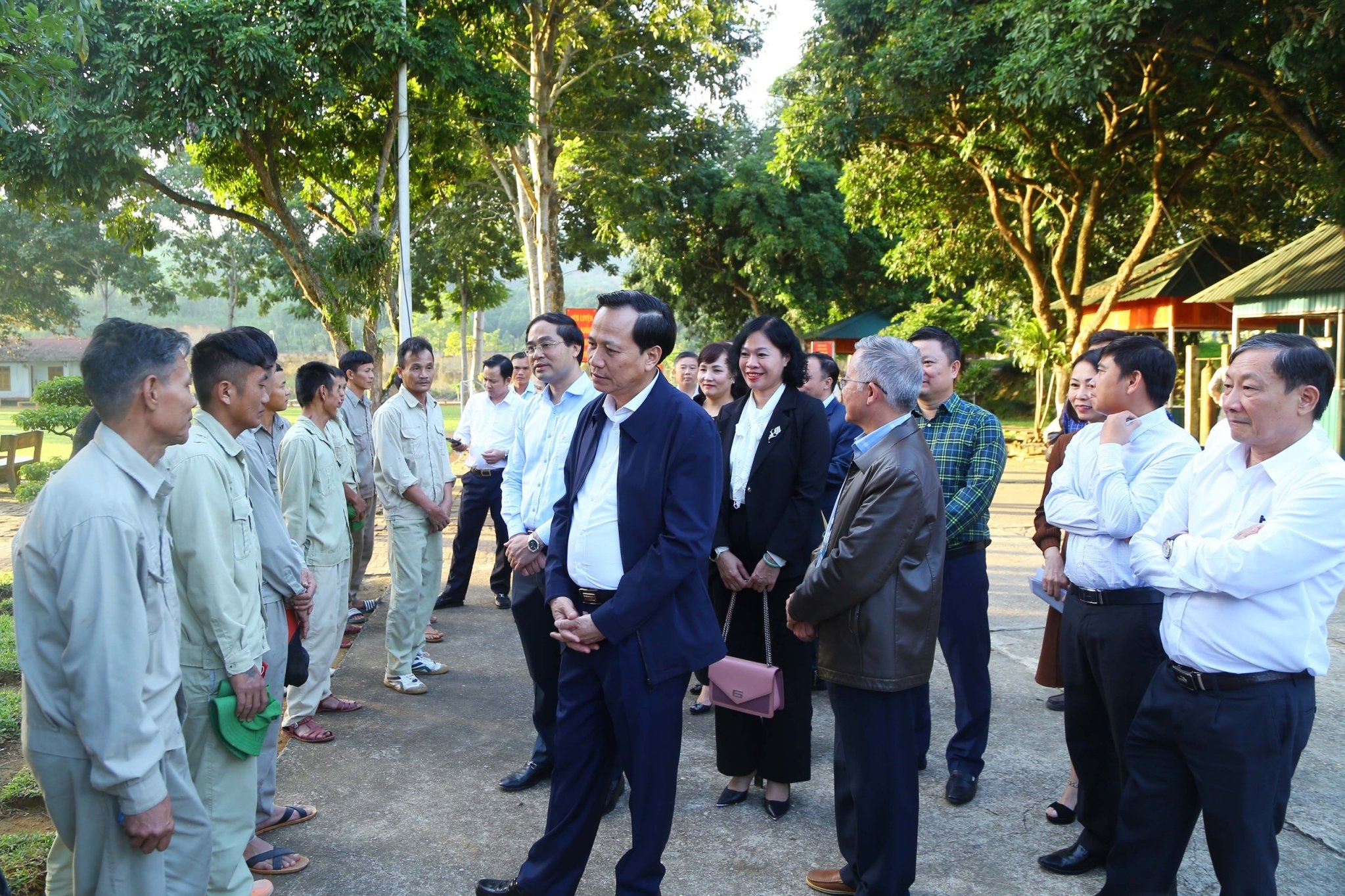 anh chi Thu 1.jpg anh chi Thu 1.jpg